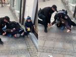Video: Policajti tvrdo zakročili proti mužovi bez rúška, neobmäkčil ich ani detský plač