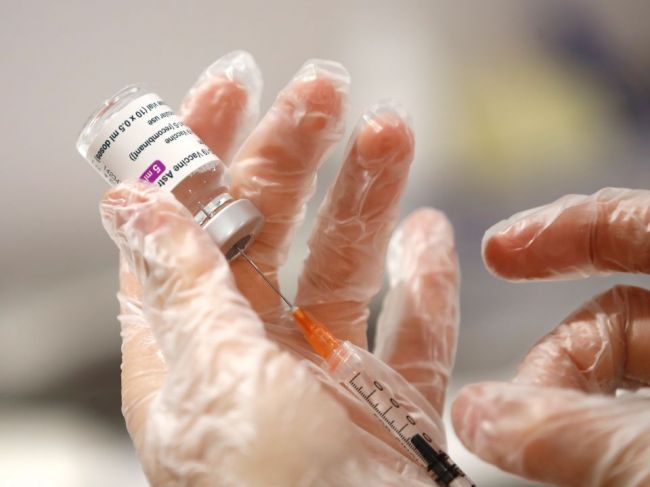 Šaržu vakcíny AstraZeneca preverujú pre prípady trombózy. Dostala sa aj na Slovensko?