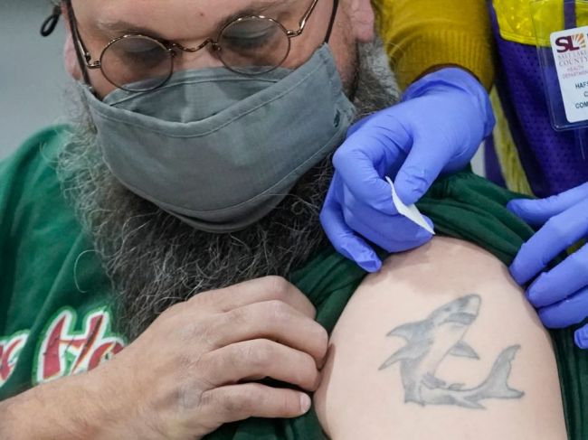 Ľudia, ktorí prekonali COVID-19, sú už po jednej dávke vakcíny dobre chránení