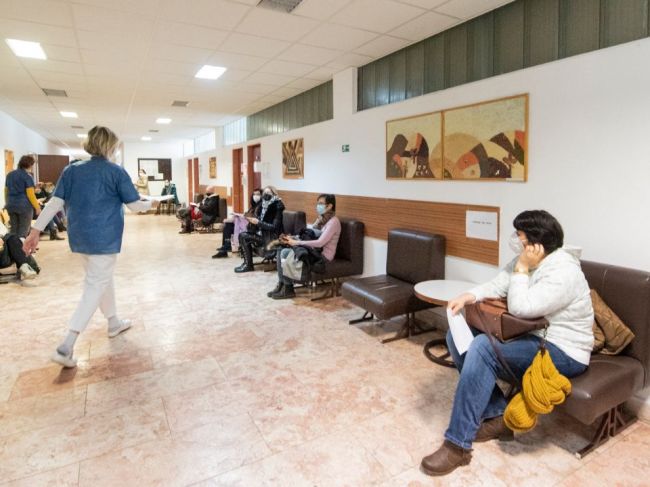 Pred ružinovskou nemocnicou sa tlačili dôchodcovia, očkovanie sprevádza chaos