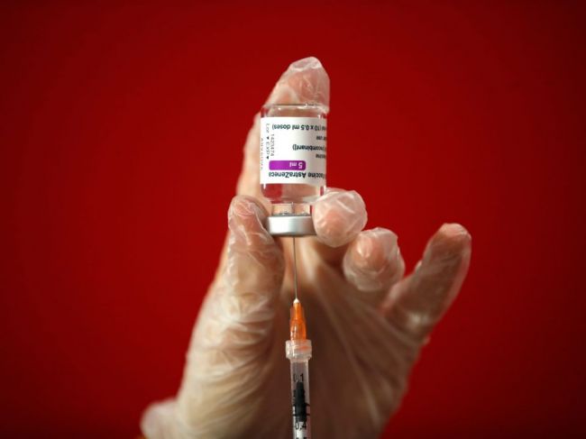 WHO nevidí dôvod na zastavenie očkovania vakcínou od firmy AstraZeneca