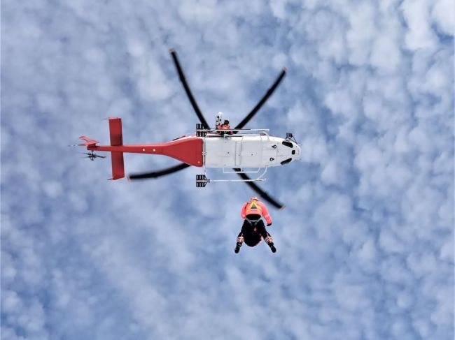 Lavína zasypala troch skialpinistov, zasahovať museli leteckí záchranári