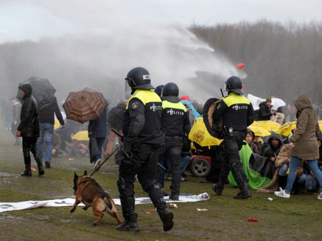 Holandská polícia použila proti demonštrantom v Haagu vodné delo