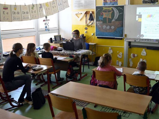 Viacerí odborníci hodnotia čiastočné otvorenie škôl s odstupom času ako správne