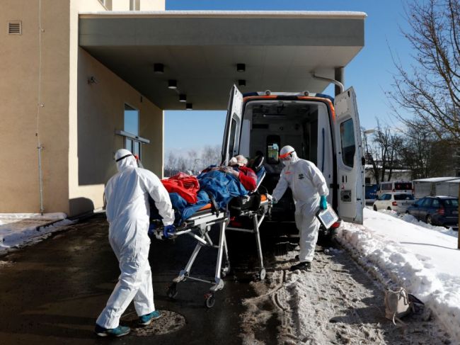 Česko hlási za nedeľu menej nakazených, nemocnice sú stále veľmi vyťažené