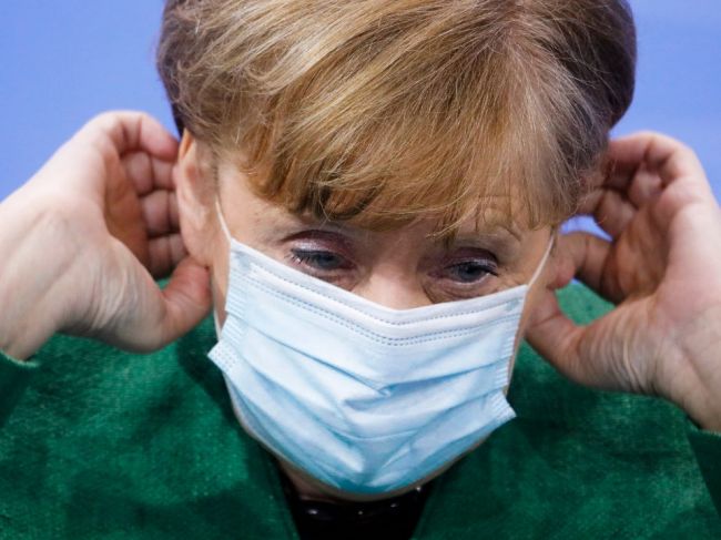 Merkelová po neúspešných voľbách neplánuje zmeny vo vláde