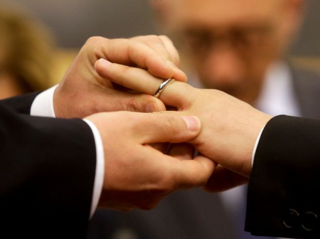 Katolícki kňazi nemôžu požehnávať homosexuálne zväzky, rozhodol Vatikán