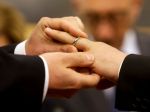 Katolícki kňazi nemôžu požehnávať homosexuálne zväzky, rozhodol Vatikán
