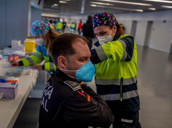 Očkovanie vakcínou od AstraZenecy pozastavuje aj Španielsko
