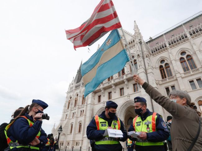 Maďarská polícia podala trestné oznámenie na stovky protestujúcich