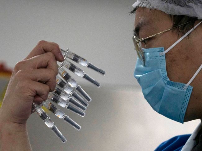 Peking začne vydávať víza cudzincom očkovaným čínskymi vakcínami
