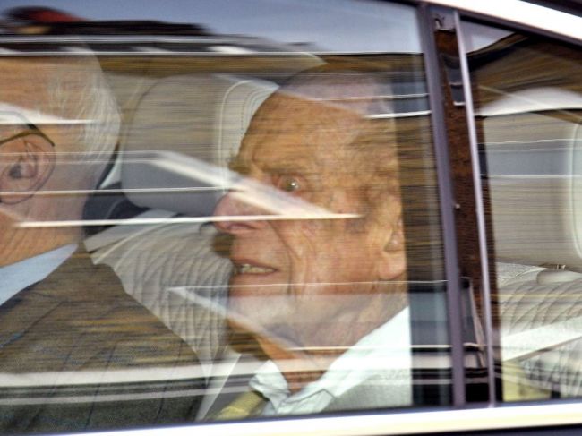 Britského princa Philipa po mesiaci prepustili z nemocnice