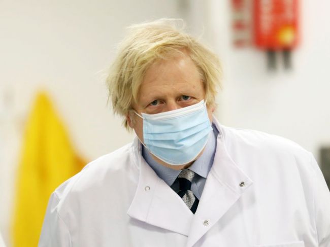 Boris Johnson obhajoval bezpečnosť vakcíny od firmy AstraZeneca