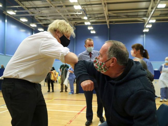 Boris Johnson povedal, že sa dá zaočkovať vakcínou od AstraZenecy