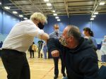 Boris Johnson povedal, že sa dá zaočkovať vakcínou od AstraZenecy