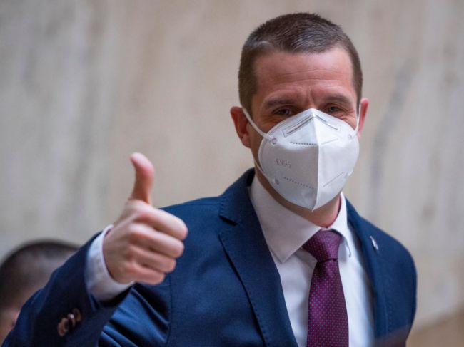 Klus hovorí o očkovacích pasoch, platiť by mali už v lete 2021