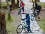 Česká vláda uvoľnila opatrenia, umožní pobyt v prírode a šport v rámci okresu