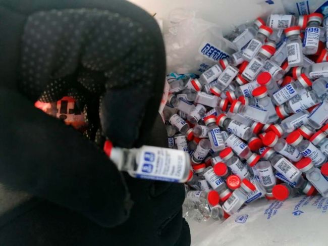 Colníci zadržali lietadlo s vakcínami Sputnik V, podľa Ruska sú falošné