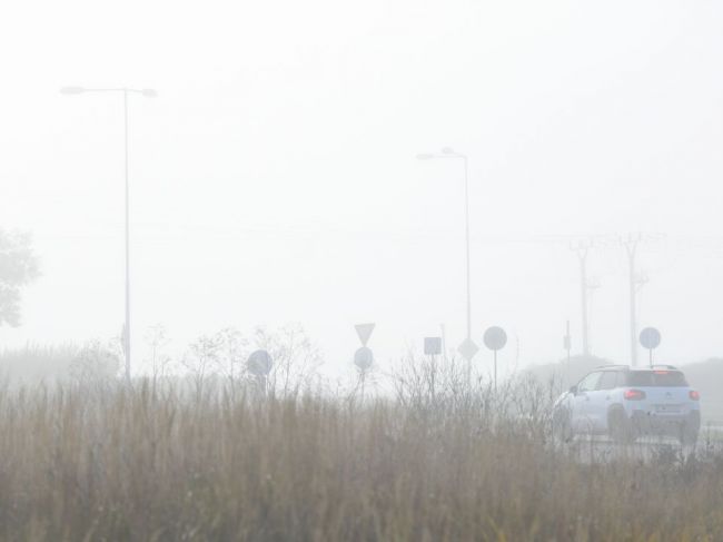 Pre hmlu je znížená dohľadnosť do 100 metrov vo viacerých lokalitách