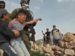 Video: Izraelskí vojaci zadržali palestínske deti. Údajne len zbierali zeleninu