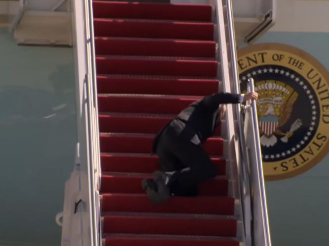 Video: 78-ročný Biden trikrát zakopol pri nástupe do Air Force One