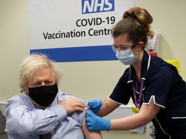 Boris Johnson sa dal zaočkovať vakcínou od AstraZenecy