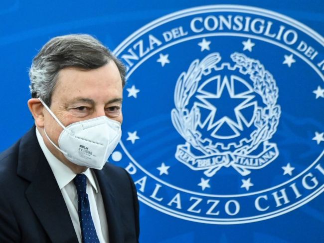 Taliansky premiér ubezpečil, že sa dá zaočkovať vakcínou od AstraZenecy