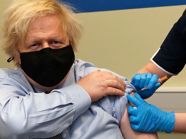 Británia už zaočkovala polovicu dospelých prvou dávkou vakcíny