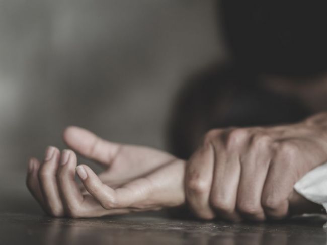 Mužov, ktorí znásilnili ženu pred očami jej detí, odsúdili na smrť