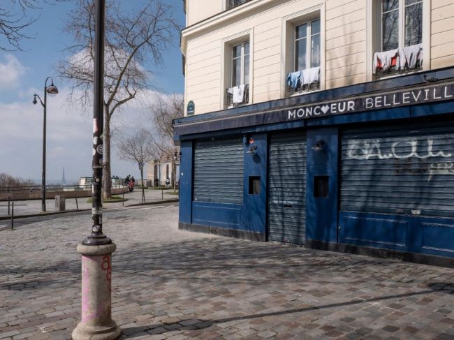 Pre Paríž a viaceré časti Francúzska začal platiť lockdown