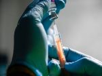 Dôvera Európanov vo vakcínu od AstraZenecy prudko klesla