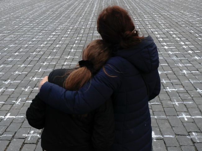 V celom Česku sa rozzvučali zvony kostolov, pripomenuli obete covidu