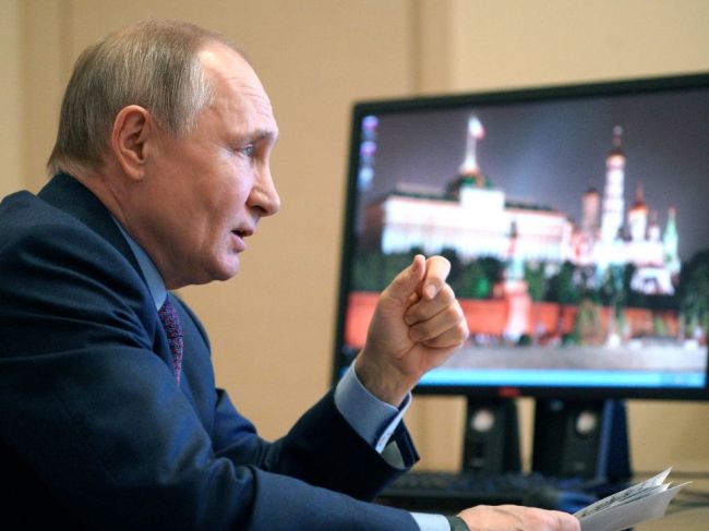 Putin sa dá v utorok zaočkovať jednou z troch vakcín vyvinutých v Rusku