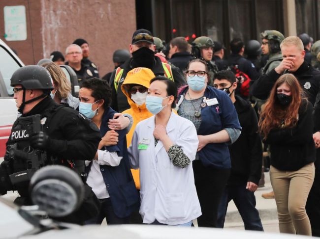 Streľba v supermarkete v Colorade si vyžiadala 10 mŕtvych vrátane policajta