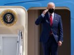 Biden chce v USA presadiť zákaz kúpy a predaja útočných zbraní