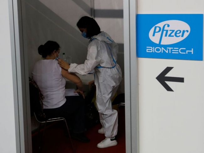 Hongkong a Macao pozastavili očkovanie vakcínou od Pfizeru