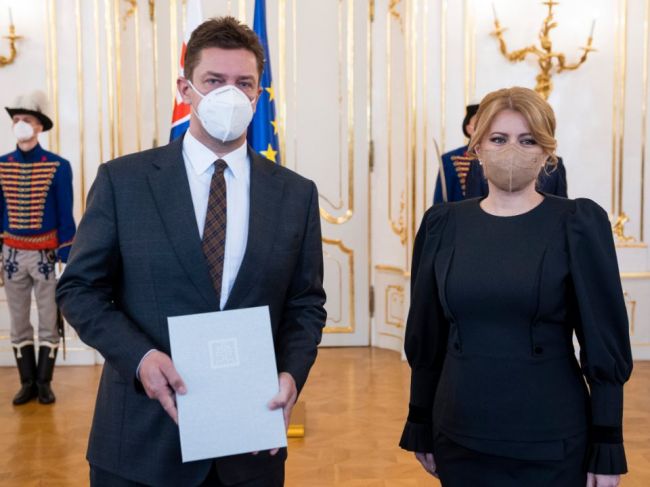 Doležal šéfuje trom rezortom, nad demisiou zatiaľ nerozmýšľa