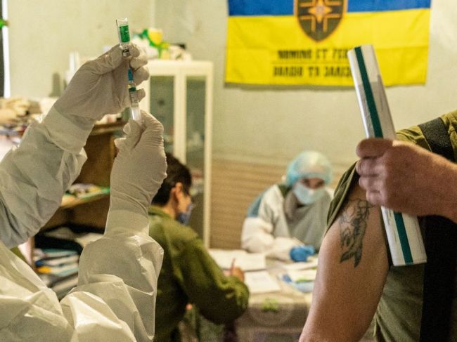 Po očkovaní proti COVID-19 zomrela vojačka, značku vakcíny neprezradili