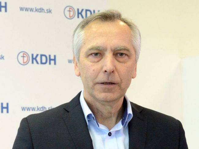 Figeľ žiada Žilinku, aby zákaz bohoslužieb dal na Ústavný súd