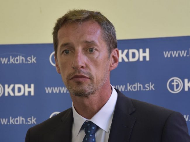 KDH chce zachrániť malé obchody a veriacim umožniť aspoň individuálnu pastoráciu