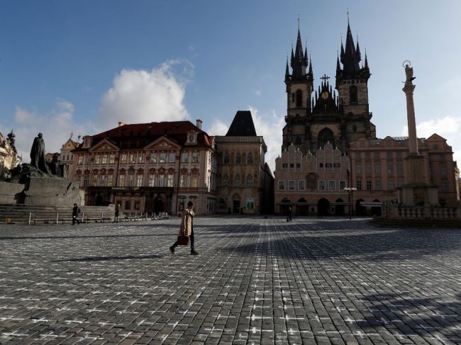 Šírenie covidu sa spomaľuje aj v Česku, v stredu pribudlo asi o štvrtinu menej prípadov