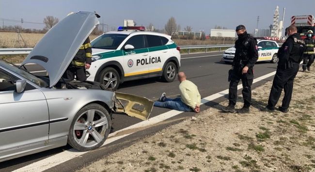 Policajná naháňačka: Po vodičovi museli strieľať