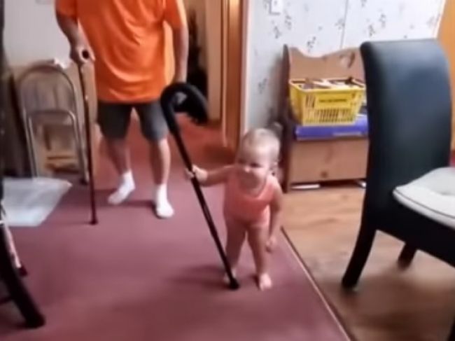Video: Dievčatku povedali, aby napodobnilo dedka. Týmto všetkých dostalo