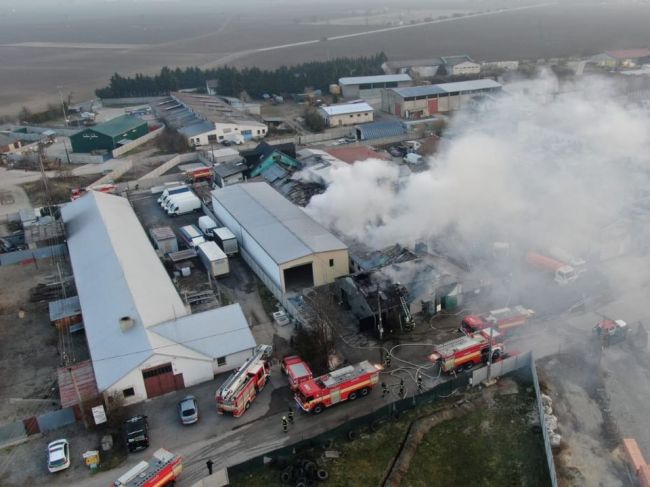 Hasiči už niekoľko hodín zasahujú pri požiari v Senci