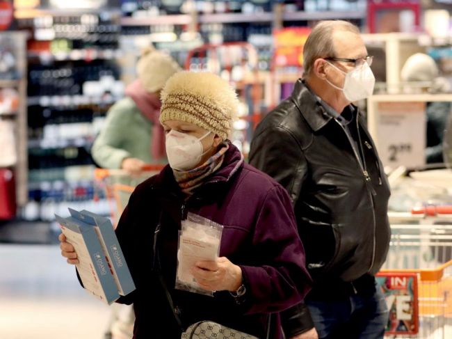Hodiny pre seniorov sa v obchodoch nezrušia ani po Veľkej noci