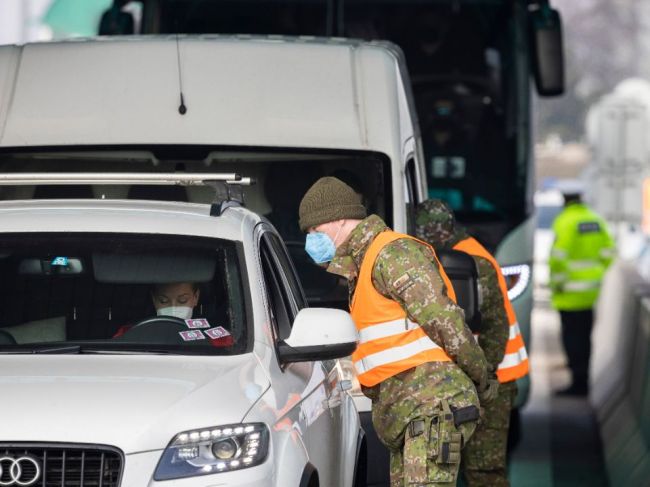 Na hraničnom priechode Jarovce - Kittsee je takmer hodinové zdržanie