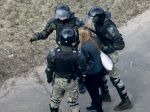 Polícia v Bielorusku zadržala najmenej sto demonštrantov a piatich novinárov