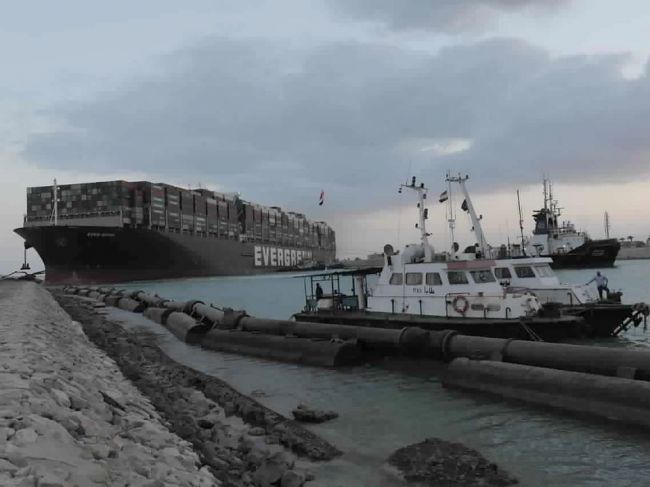 Na vstup do Suezského prieplavu čakajú stovky lodí, Egypt zvažuje zľavy