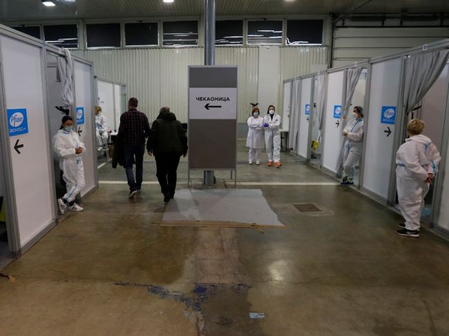 Srbsko počas víkendu zaočkovalo tisíce obyvateľov susedných krajín