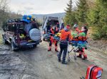 V Kysuckých Beskydách spadol z osemmetrovej výšky paraglajdista